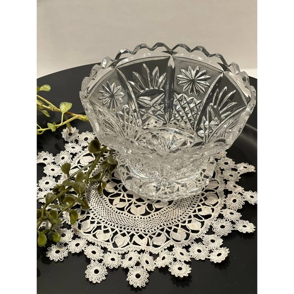 Crystal cut small bowl on single foot with saw tooth edge - Picture 2 of 4